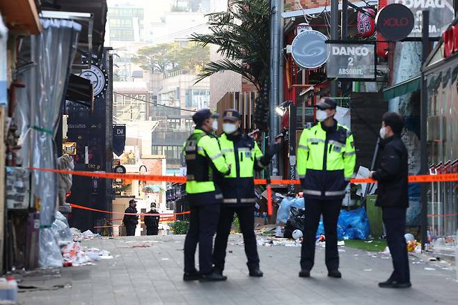 31일 오전 서울 용산구 이태원 ‘핼러윈 인파’ 압사 사고 현장 출입이 통제되고 있다. [연합]