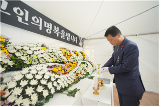 이승로 성북구청장이 성북구 합동분향소 운영 첫날 오전 분향소를 찾아 이태원 참사 사망자의 안타까운 죽음을 추모하고 있다. [성북구 제공]