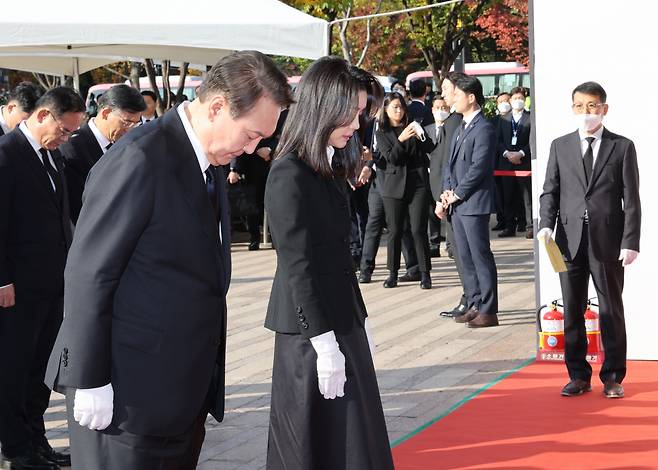 윤석열 대통령과 김건희 여사가 31일 오전 서울광장에 마련된 이태원 사고 사망자 합동분향소를 방문, 헌화를 마친 뒤 묵념하고 있다. [연합]