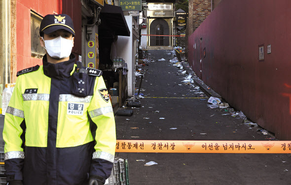 31일 서울 용산구 이태원 참사 사고 현장에서 경찰 관계자들이 현장을 통제하고 있는 가운데 사건 현장이 보이고 있다. 지난 주말 이태원의 한 골목에서 핼러윈 데이를 맞아 몰려든 인파로 인해 압사사고가 일어나 154명이 사망하고 149명이 다치는 대규모 참사가 발생했다. 임세준 기자