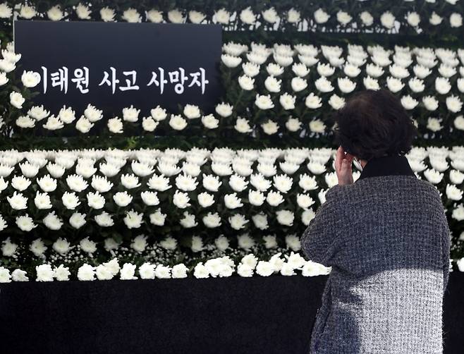 31일 오전 서울 용산구 녹사평역 광장에서 한 시민이 이태원 사고 희생자들을 추모하기 위해 합동분향소를 찾았다.[연합]