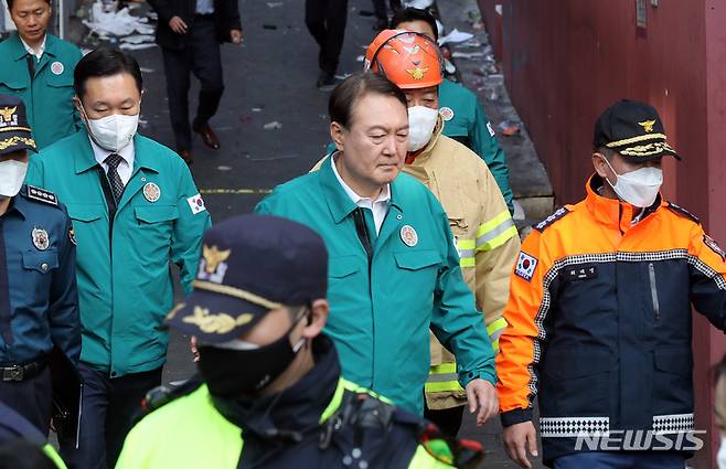 [서울=뉴시스] 김금보 기자 = 윤석열 대통령이 30일 오전 서울 용산구 이태원 압사 사고 현장을 살펴본 뒤 현장을 떠나고 있다. 2022.10.30. kgb@newsis.com