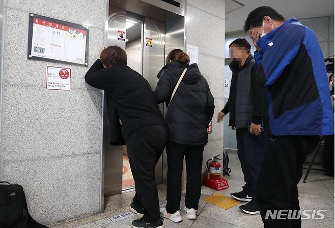 [서울=뉴시스] 조성봉 기자 = 지난 29일 밤 서울 용산구 이태원 일대에서 대규모 압사 사고가 발생한 가운데 30일 오후 한남동 주민센터에 마련된 실종자 접수처 대기실 앞에서 가족들이 사망자 명단을 확인하고 오열하고 있다. 2022.10.30. suncho21@newsis.com