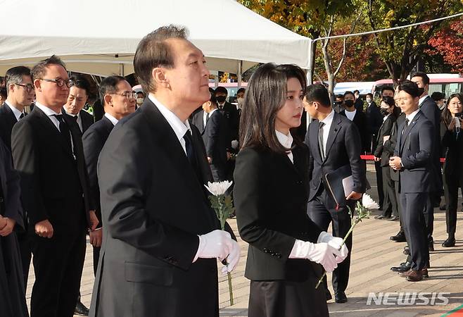 [서울=뉴시스] 전신 기자 = 윤석열 대통령과 부인 김건희 여사가 31일 서울광장에 마련된 이태원 사고 사망자 합동분향소를 방문해 헌화하고 있다. (대통령실통신사진기자단) 2022.10.31. photo1006@newsis.com