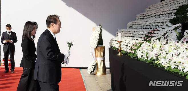 [서울=뉴시스] 전신 기자 = 윤석열 대통령과 부인 김건희 여사가 31일 서울광장에 마련된 이태원 사고 사망자 합동분향소를 방문해 헌화하고 있다. (대통령실통신사진기자단) 2022.10.31. photo1006@newsis.com