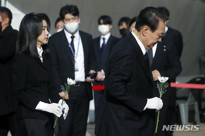 [서울=뉴시스] 최동준 기자 = 윤석열 대통령, 부인 김건희 여사가 31일 오전 서울 중구 서울광장에 마련된 이태원 사고 사망자 합동 분향소를 찾아 조문하고 있다. 2022.10.31. photocdj@newsis.com