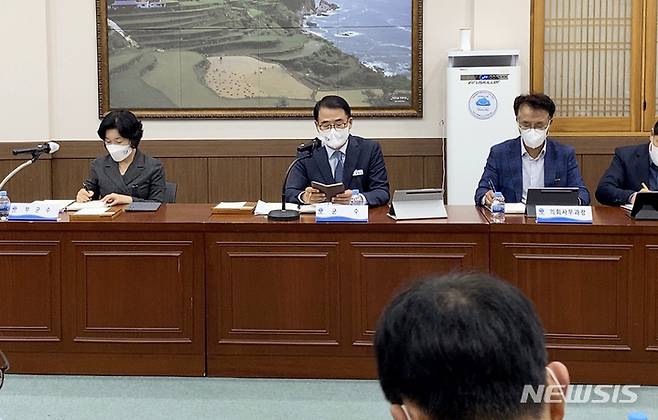 [남해=뉴시스] 차용현 기자 = 경남 남해군 장충남 군수가 31일 오전 남해군청 대회의실에서 확대간부회의를 주재하고 있다. 2022.10.31.(사진=남해군 제공) photo@newsis.com