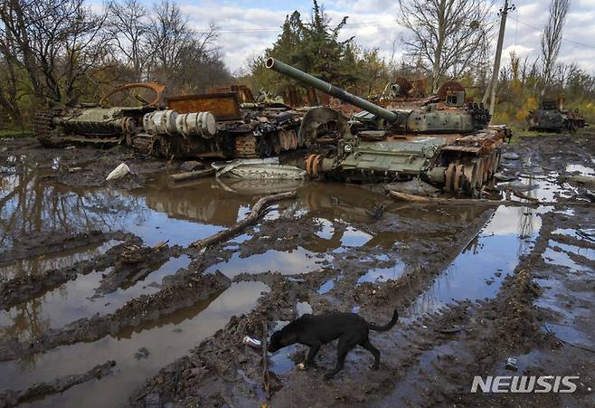 [카미얀카=AP/뉴시스] 우크라이나군이 최근 탈환한 하르키우주 카미얀카 마을 인근에 최근 전투에서 파손된 러시아군 전차들이 버려져 있다. 2022.10.31.