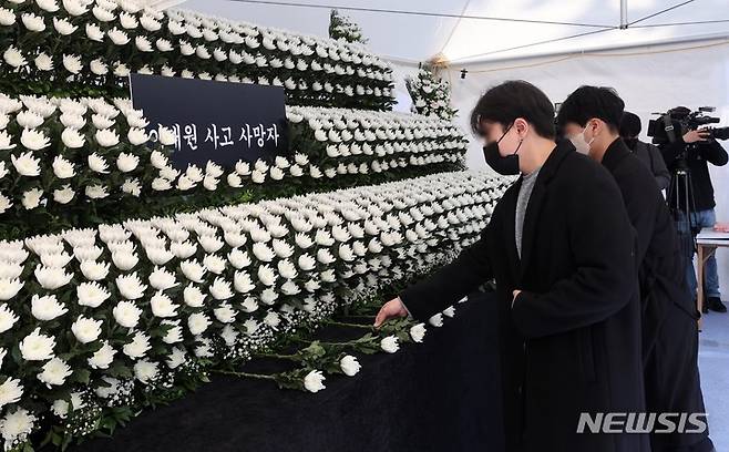 [서울=뉴시스] 김금보 기자 = 31일 서울 용산구 녹사평역광장에 설치된 이태원 압사 참사 합동분향소에서 시민들이 헌화하고 있다. (공동취재사진) 2022.10.31. photo@newsis.com