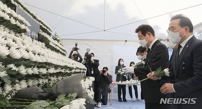 [서울=뉴시스] 김금보 기자 = 이재명 더불어민주당 대표와 민주당 국회의원들이 31일 오전 서울 용산구 녹사평역광장에 마련된 이태원 사고 사망자 합동분향소에서 분향을 하고 있다. 2022.10.31. kgb@newsis.com