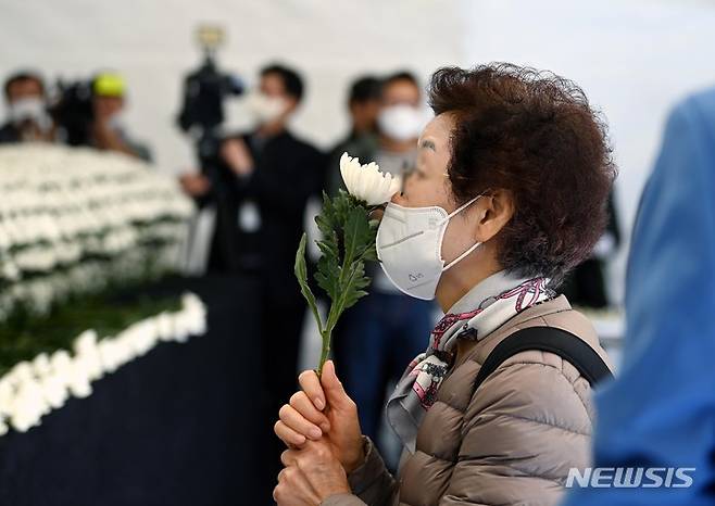 [서울=뉴시스] 김금보 기자 = 31일 오전 서울 용산구 이태원광장에 마련된 이태원 사고 사망자 합동분향소에서 시민들이 헌화하고 있다. (공동취재사진) 2022.10.31. photo@newsis.com