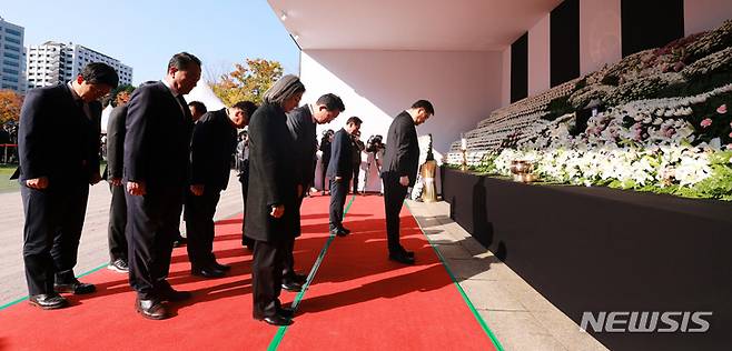 [서울=뉴시스] 최동준 기자 = 정진석 국민의힘 비상대책위원장을 비롯한 국민의힘 관계자들이 31일 서울 중구 서울광장 합동분향소에서 이태원 참사 희생자들을 위해 묵념하고 있다. (공동취재사진) 2022.10.31. photo@newsis.com