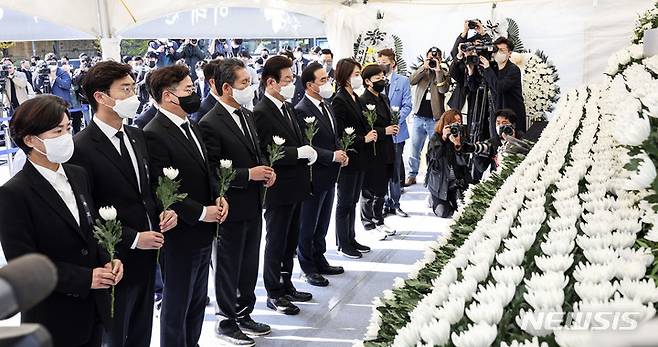 [서울=뉴시스] 김금보 기자 = 이재명 더불어민주당 대표와 최고위원들이 31일 오전 서울 용산구 녹사평광장에 마련된 이태원 사고 사망자 합동분향소를 찾아 헌화하고 있다. (공동취재사진) 2022.10.31. photo@newsis.com