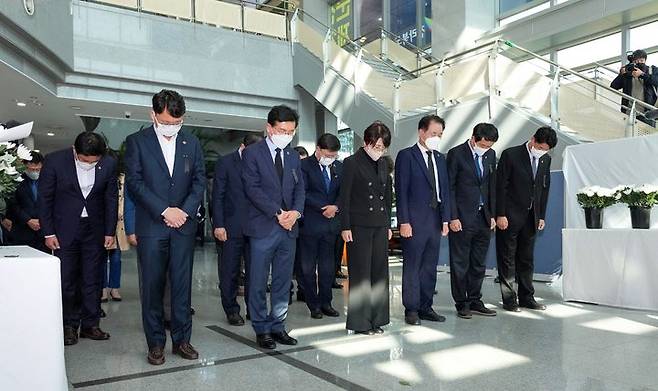 [전주=뉴시스] 전북도의회 국주영은 의장 등 의원들이 31일 전북도청에 마련된 이태원 참사 합동분향소에서 조문하고 닜다. 2022.10.31  *재판매 및 DB 금지