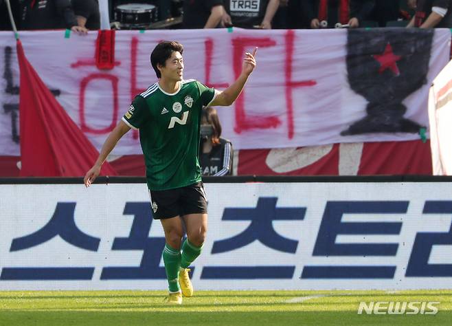 [전주=뉴시스] 김얼 기자 = 2022 하나원큐 FA컵 결승 2차전 전북현대와 서울 FC 경기가 열린 30일 전북 전주시 전주월드컵경기장에서 전북현대 조규성 선수가 골을 넣고 세리머니를 하고 있다. 2022.10.30. pmkeul@newsis.com