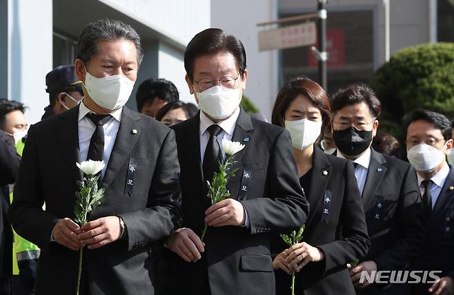 [서울=뉴시스] 조수정 기자 = 이재명 더불어민주당 대표와 당 지도부가 31일 오전 서울 용산구 이태원역 1번 출구에 마련된 희생자 추모 공간을 찾아 헌화하고 있다. (공동취재사진) 2022.10.31. chocrystal@newsis.com