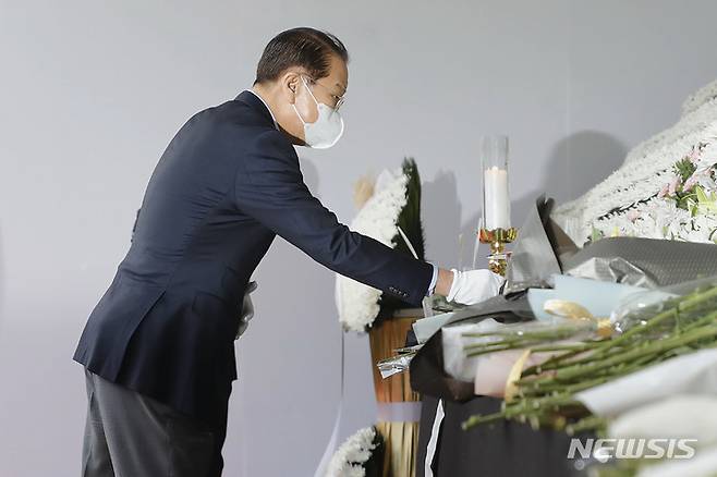 [서울=뉴시스] 최동준 기자 = 권영세 통일부 장관이 31일 서울 중구 서울광장에 마련된 이태원 사고 사망자 합동 분향소에서 조문을 하고 있다. 2022.10.31. photocdj@newsis.com