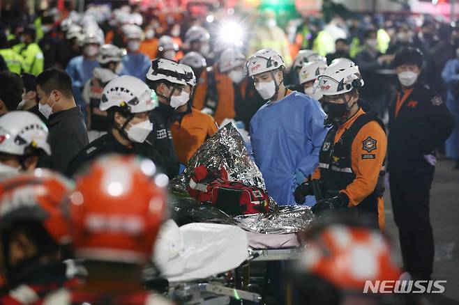 [서울=뉴시스] 김진아 기자 = 지난 29일 밤 서울 용산구 이태원 일대에서 대규모 압사사고가 발생해 30일 새벽 소방구급 대원들이 사망자를 이송하기 위해 대기하고 있다. 30일 오전 2시40분 기준 이태원 핼러윈 압사 사고와 관련해 120명이 사망한 것으로 확인됐다. 부상자는 100명으로 사망자는 더 늘 것으로 보인다. 2022.10.30. bluesoda@newsis.com