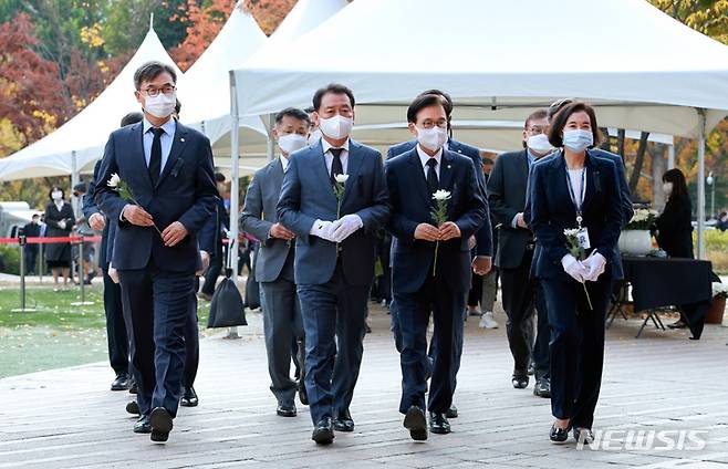 [서울=뉴시스]분향을 위해 이동 중인 이광재 사무총장과 국회 인사들. 왼쪽부터 홍형선 입법차장,  이광재 국회사무총장, 이명우 국회도서관장, 박경미 의장비서실장. (사진 = 국회 제공) 2022.10.31.photo@newsis.com