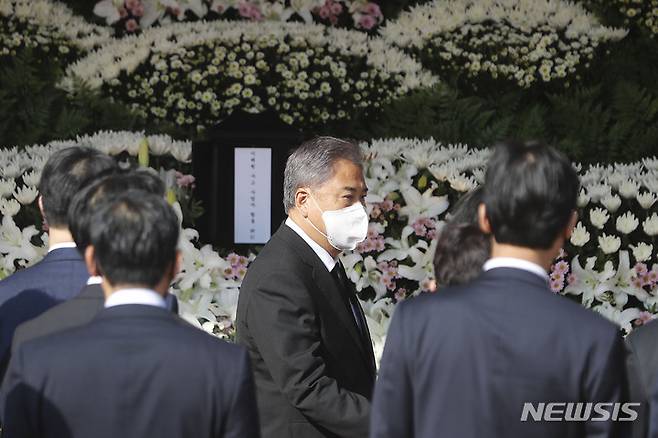 [서울=뉴시스] 최동준 기자 = 박진 외교부 장관이 31일 서울 중구 서울광장에 마련된 이태원 사고 사망자 합동 분향소에서 한 시민이 조문을 하고 있다. 2022.10.31. photocdj@newsis.com