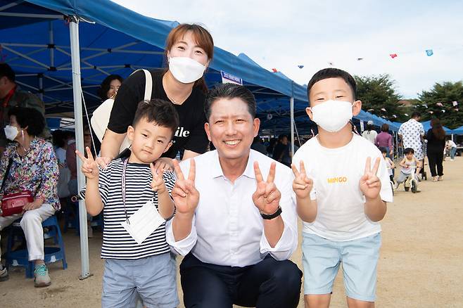 김장호 시장이 아이들과 기념사진을 찍고 있다. 구미시 제공 *재판매 및 DB 금지