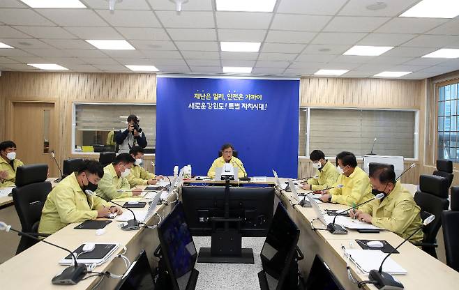 지난 30일 강원도 관계공무원들과 시군 부단체장들이 이태원 참사와 관련해 긴급 점검회의를 진행하고 있다. 강원도 제공