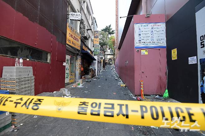 지난 29일 오후 서울 용산구 이태원동 일대에 핼러윈을 맞이해 인파가 몰리면서 대규모 인명사고가 발생했다. 30일 사고 현장이 통제되고 있다. 박종민 기자