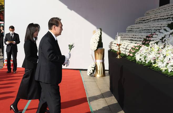 윤석열 대통령과 김건희 여사가 31일 오전 서울광장에 마련된 이태원 사고 사망자 합동분향소를 방문, 조문하고 있다. 연합뉴스