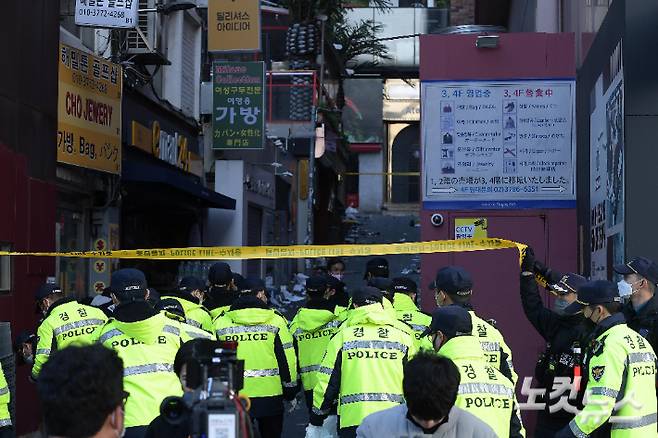 지난 29일 오후 서울 용산구 이태원동 일대에 핼러윈을 맞이해 인파가 몰리면서 대규모 인명사고가 발생했다. 30일 경찰이 현장을 통제하고 있다. 박종민 기자