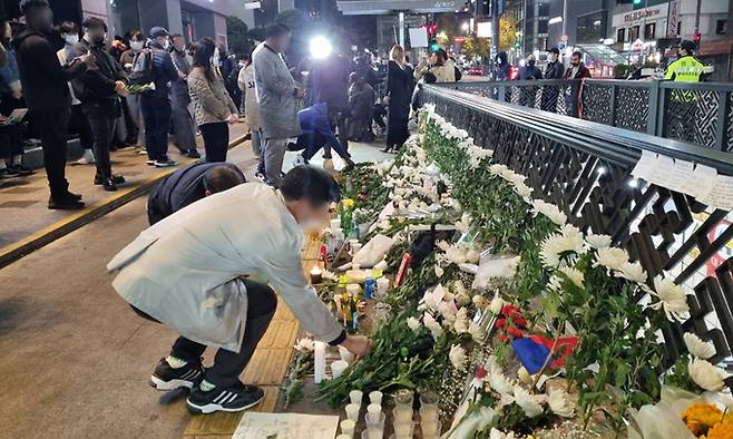 30일 서울 용산구 이태원역 1번 출구 앞에서 시민들이 희생자들을 추모하고 있다.