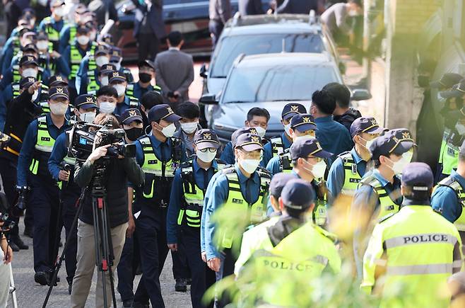 '수원 발발이'로 불린 연쇄성폭행범 박병화가 출소한 31일 거주지인 경기도 화성시의 원룸 주변을 경찰이 통제하고 있다. 연합뉴스