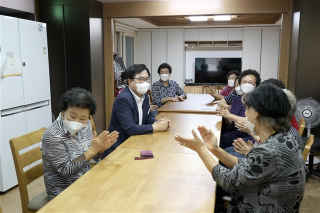 박일하 서울 동작구청장이 지난달 15일 경로당에 온열의료기를 설치한 후 어르신들과 이야기하고 있는 모습.동작구 제공