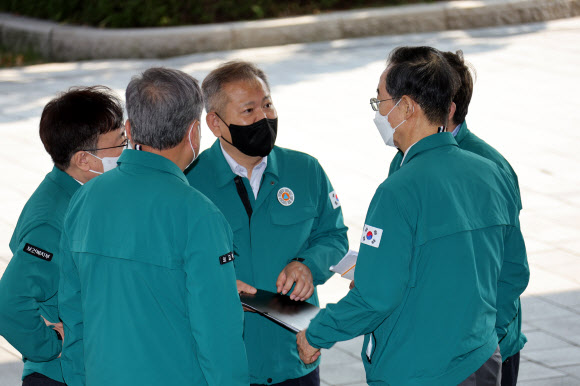 긴박한 총리와 장관들 - 윤석열 대통령 주재로 광화문 정부서울청사 상황실에 설치된 사고수습본부에서 대책회의를 마친 한덕수 국무총리와 박진 외교부 장관, 이상민 행안부 장관, 박보균 문화체육관광부 장관, 조규홍 보건복지부 장관, 방문규 국무조정실장 등이 대화하고 있다. 2022.10.30.연합뉴스