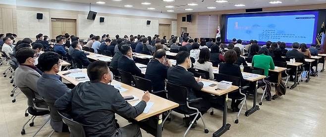 농협전남지역본부가 전남 농축협 직원들을 대상으로 내년 3월 시행 예정인 제3회 전국동시 조합장선거를 대비한 위탁선거법 지도를 시행했다. 농협전남지역본부 제공