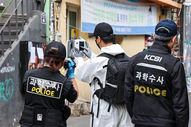 ‘압사사고 원인은?’ - 서울경찰청 수사본부와 국립과학수사연구원 관계자들이 31일 오후 이태원 참사가 일어난 서울 용산구 이태원역 인근에서 현장감식을 진행하고 있다. 2022.10.31 공동취재