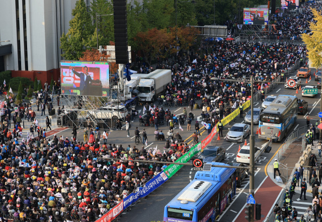 지난주 22일 오후 서울 시청역 일대가 대규모 집회로 일부 구간 교통 정체를 빚고 있다. 이날 세종대로에서는 '자유통일 주사파 척결 국민대회'가 열렸고, 시청역 앞에서는 '전국집중 촛불 집회'가 열렸다. 연합뉴스