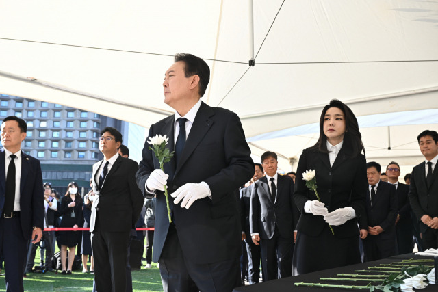 윤석열 대통령과 김건희 여사가 31일 오전 서울광장에 마련된 이태원 사고 사망자 합동분향소를 방문해 조문을 위해 이동하고 있다. / 연합뉴스