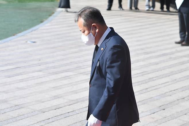 이상민 행정안전부 장관이 31일 서울 중구 서울광장에 마련된 이태원 참사 합동분향소에서 희생자들을 추모한 후 돌아서고 있다. ⓒ공동취재