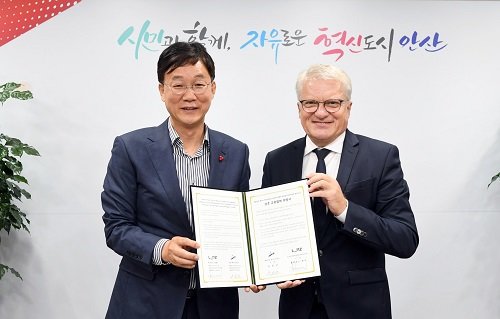 이민근 안산시장(왼쪽)이 오스트리아 린츠시 대표단과 ‘수소·신재생에너지’ 교류협력 의정서 체결 후 기념촬영을 하고 있다. 사진제공 | 안산시