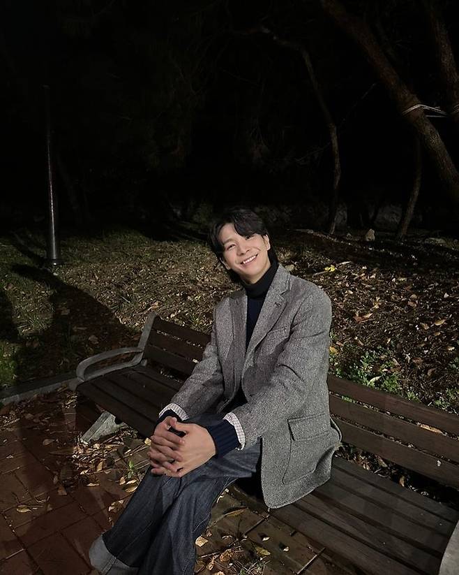 Trot singer Jung Dong-won showed off his autumn vibeOn the 30th, Jung Dong-won posted a picture on his social networking service (SNS) and a message saying Good night.In the public photos, he sits on a street bench with maple leaves and makes him feel autumn politics, or he shows off his stylish appearance by matching gray coats and jeans.The netizens who saw this commented on the reactions of Jung Dong-won autumn man, Jung Dong-won autumn man, and a nice man with a pretty smile.On the other hand, Jung Dong-won showed a wonderful stage at the 17th Incheon Youth Culture Festival in Incheon at 2 pm on the 29th.