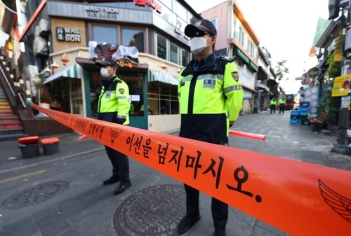 31일 경찰 관계자들이 서울 용산구 이태원 세계음식문화거리 출입을 통제하고 있다. 연합뉴스