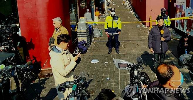 이태원 현장 외신 기자 (서울=연합뉴스) 한상균 기자 =30일 서울 용산구 이태원 압사 사고 현장에서 내외신 기자들이 취재하고 있다. 2022.10.30 xyz@yna.co.kr