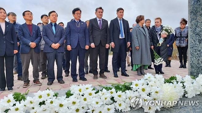 카자흐스탄에서 열린 홍범도 장군 순국 제79주기 추모식 (알마티=연합뉴스) 김상욱 통신원 = 봉오동·청산리 대첩의 영웅이자 고려인들의 정신적 지주인 홍범도 장군의 순국 제79주기 추모식이 지난 30일(현지시간) 장군이 묻혀 있던 카자흐스탄 크즐오르다 현지에서 거행됐다. 사진은 박 따지아나 카자흐스탄 항일독립유공자후손회 회장과 우원식 여천홍범도장군기념사업회 이사장, 신유리 카자흐스탄 고려인협회장 등이 참배하는 모습. 2022.10.31 almatykim67@yna.co.kr