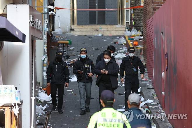 핼러윈 인파 압사 사고 현장 살펴보는 과학수사대 [연합뉴스 자료사진]