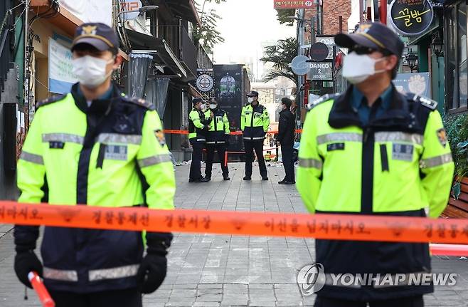 사고현장 출입 통제하는 경찰 관계자들 (서울=연합뉴스) 김도훈 기자 = 31일 오전 경찰 관계자들이 서울 용산구 이태원 세계음식문화거리 출입을 통제하고 있다. 2022.10.31 superdoo82@yna.co.kr