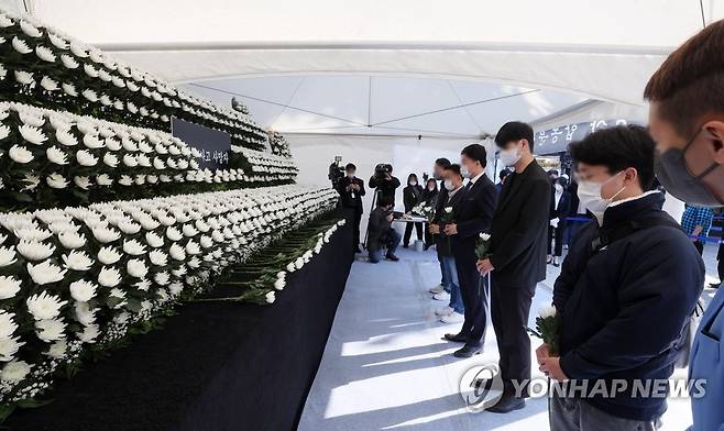 이태원 참사 피해자 추모하는 시민들 (서울=연합뉴스) 김주성 기자 = 31일 오전 서울 용산구 녹사평역 광장에 설치된 이태원 압사 참사 합동분향소에서 시민들이 희생자들을 애도하고 있다. 2022.10.31 [공동취재] utzza@yna.co.kr