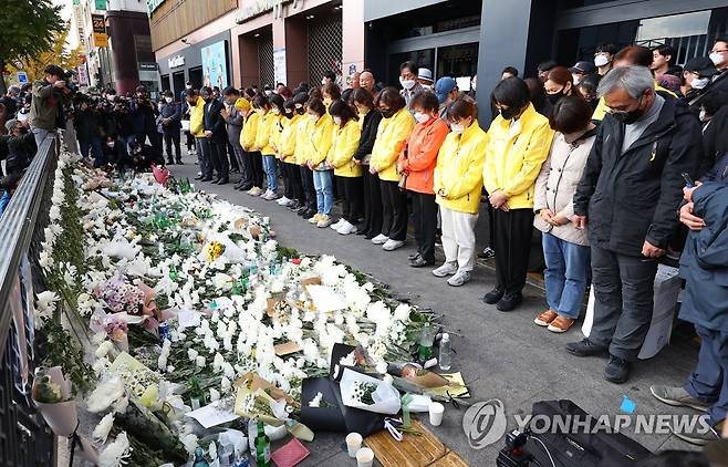 이태원 사고 현장 찾은 4·16 가족들 (서울=연합뉴스) 김도훈 기자 = '4.16세월호참사가족협의회' 유가족들이 31일 서울 용산구 이태원역 1번 출구에 마련된 희생자 추모 공간을 찾아 묵념하고 있다. 2022.10.31 superdoo82@yna.co.kr