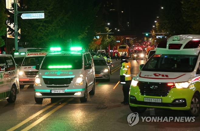 분주한 이태원 사고현장 (서울=연합뉴스) 박동주 기자 = 지난 30일 서울 용산구 이태원 핼러윈 인명사고 현장에서 구조대원 등이 구조활동을 하고 있는 모습. 2022.10.30 pdj6635@yna.co.kr