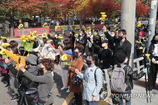 '文 모욕' 안정권 석방 촉구 집회 참석한 지지자들 (인천=연합뉴스) 홍현기 기자 = 31일 오후 인천시 미추홀구 인천지법 인근에서 영상 플랫폼 '벨라도' 대표 안정권(43)씨의 석방을 촉구하는 집회가 열리고 있다. 문재인 전 대통령 부부를 모욕한 혐의 등으로 구속 기소된 안씨는 최근 법원에 보석을 신청했다. 2022.10.31 hong@yna.co.kr