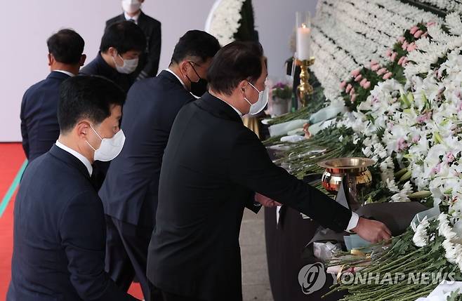 이태원 참사 합동분향소 찾은 최태원 회장 (서울=연합뉴스) 신현우 기자 = 최태원 SK그룹 회장이 31일 서울 중구 서울광장에 마련된 이태원 참사 합동분향소를 찾아 헌화하고 있다. 2022.10.31 nowwego@yna.co.kr